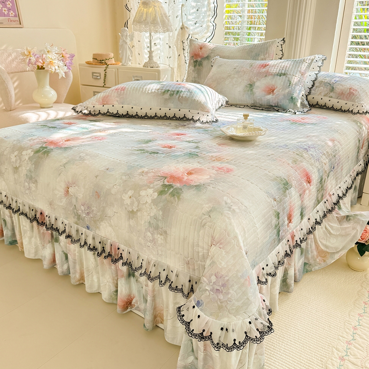 91家纺网 家纺一手货源 找家纺 绒世界 2026新款凉感丝夹棉床盖款三件套 浮绘花影