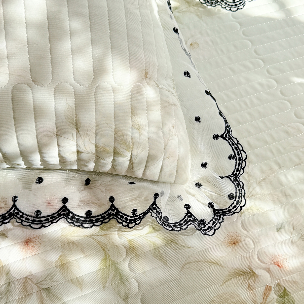 91家纺网 家纺一手货源 找家纺 绒世界 2026新款凉感丝夹棉床盖款三件套 花枝鸟影