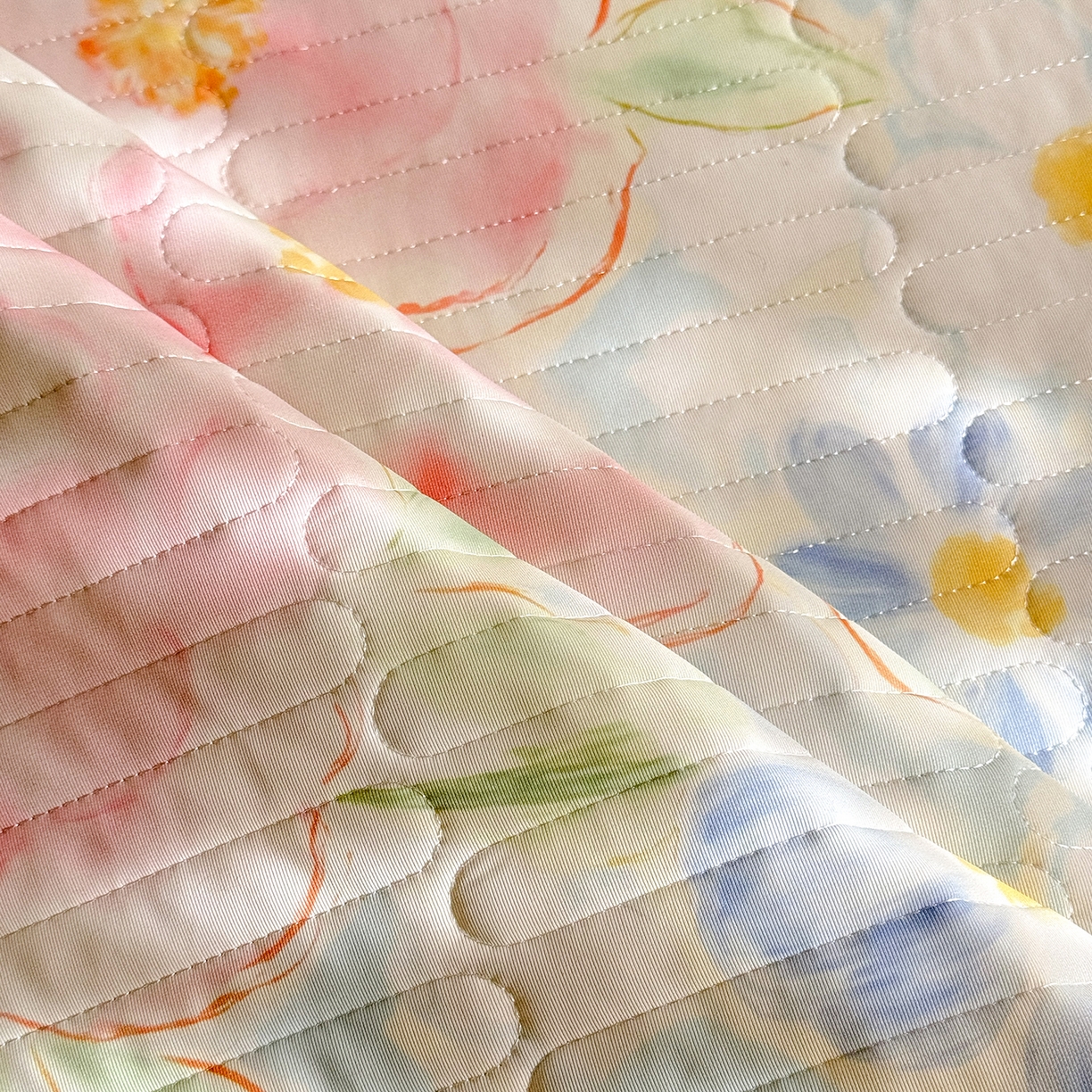 91家纺网 家纺一手货源 找家纺 绒世界 2026新款凉感丝夹棉床盖款三件套 山花浪漫