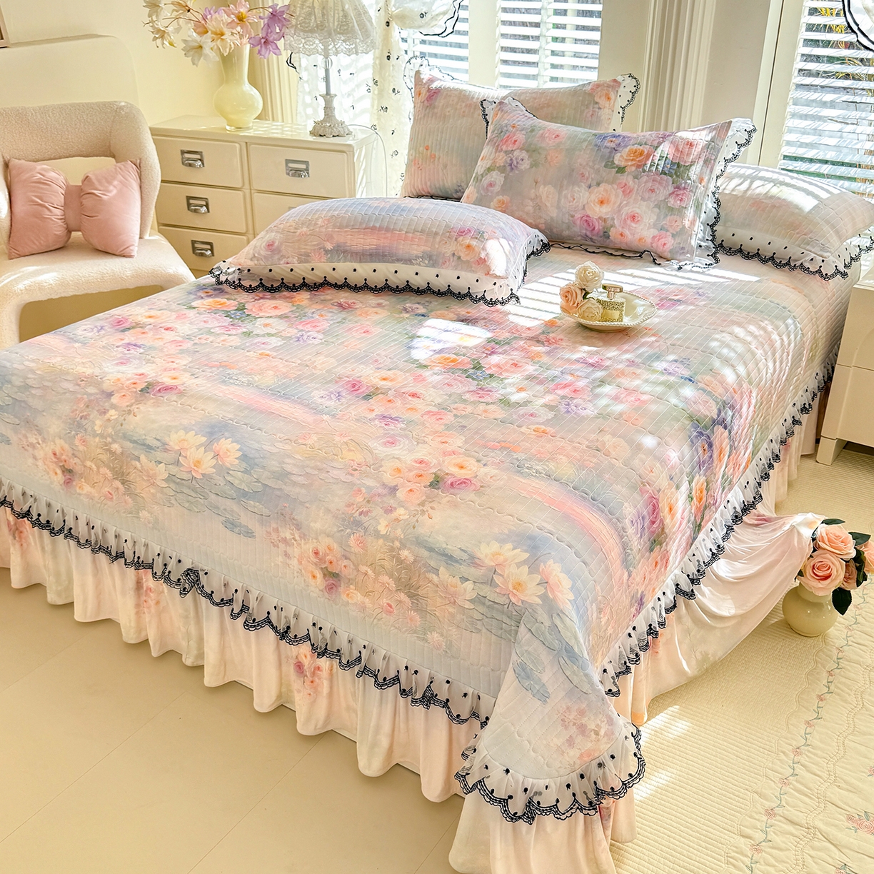 91家纺网 家纺一手货源 找家纺 绒世界 2026新款凉感丝夹棉床盖款三件套 荷塘月色