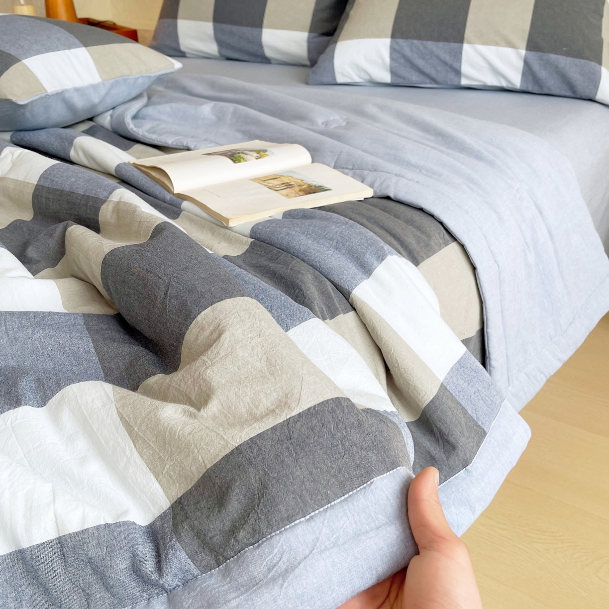 91家纺网 家纺一手货源 找家纺 梵克保罗 2026春夏新款水洗棉新疆棉花被绗缝款夏被系列单夏被夏凉被空调被 棉花被-深蓝大格