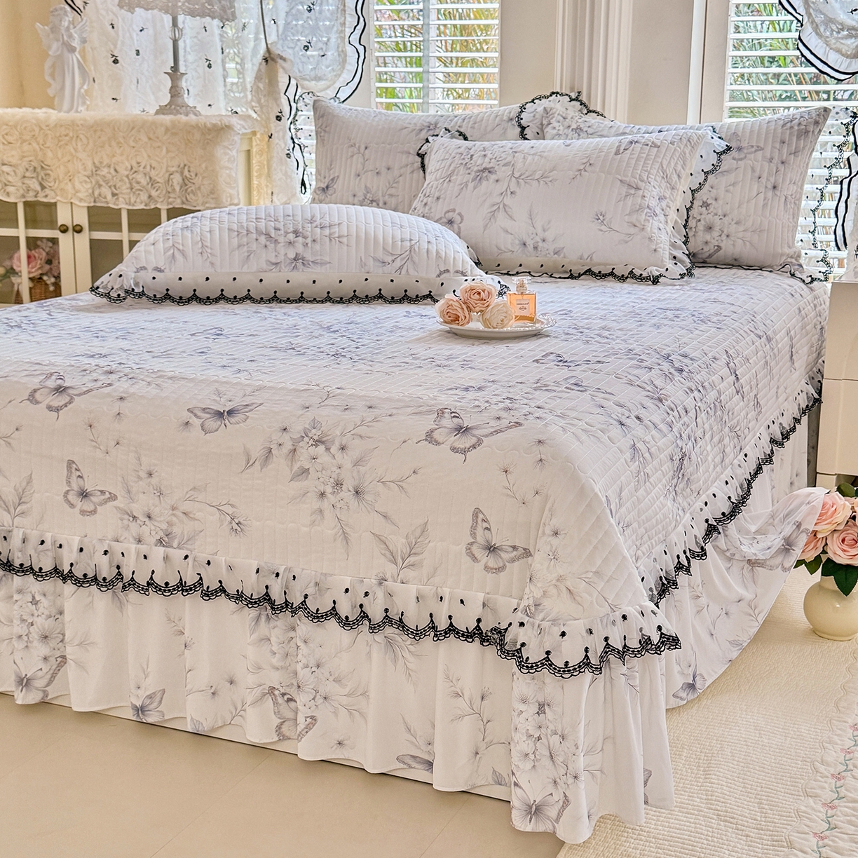 91家纺网 家纺一手货源 找家纺 绒世界 2026新款凉感丝夹棉床盖款三件套 蝶恋花