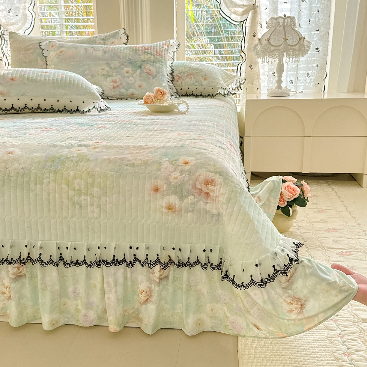 91家纺网 家纺一手货源 找家纺 绒世界 2026新款凉感丝夹棉床盖款三件套 向阳花开