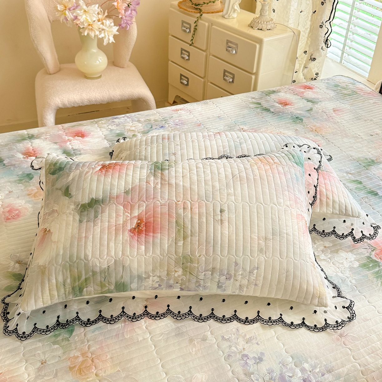 91家纺网 家纺一手货源 找家纺 绒世界 2026新款凉感丝夹棉床盖款三件套 浮绘花影