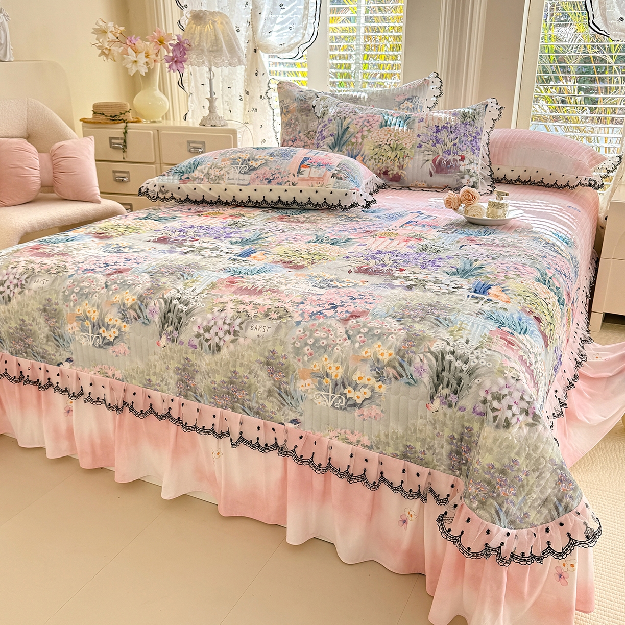 91家纺网 家纺一手货源 找家纺 绒世界 2026新款凉感丝夹棉床盖款三件套 花团锦簇