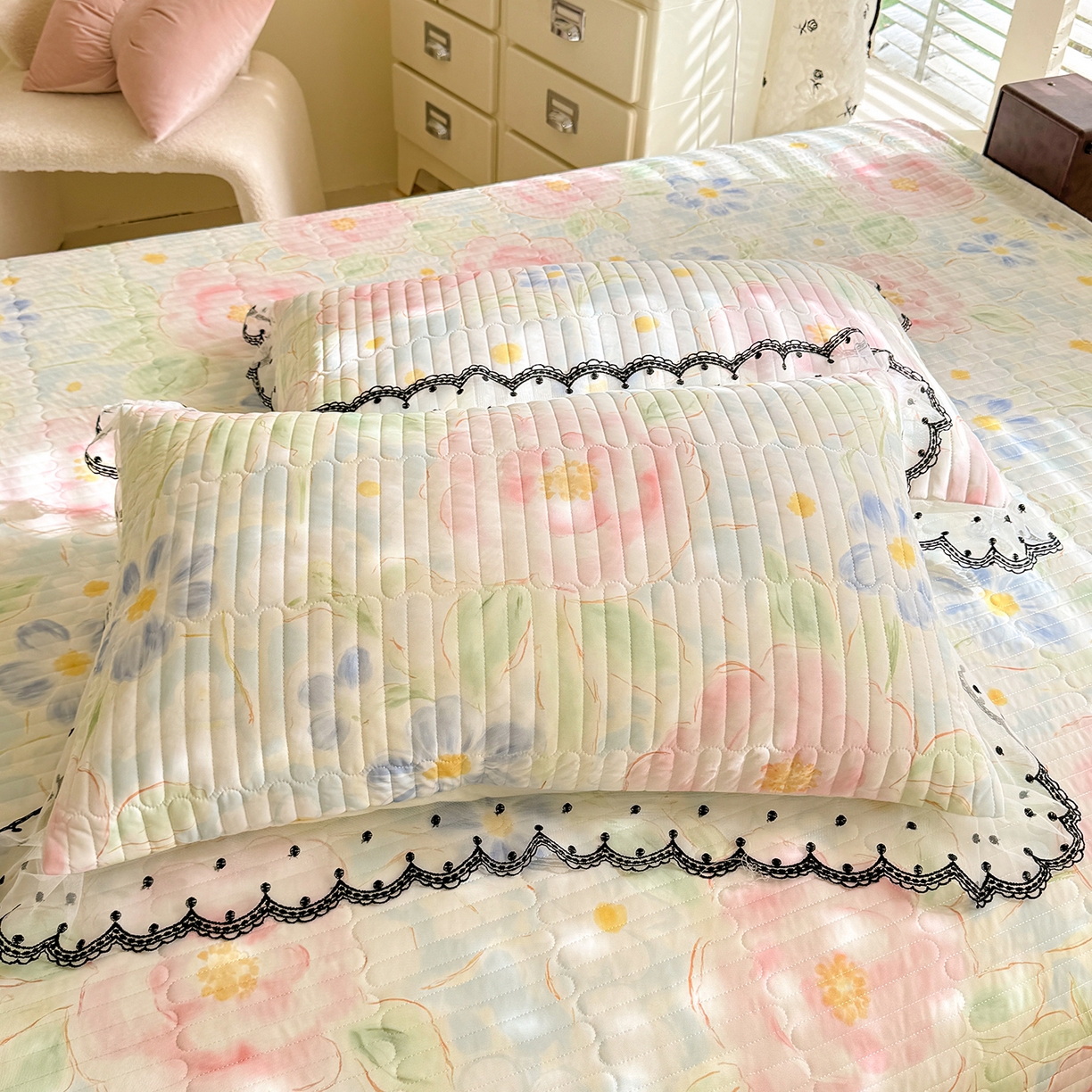 91家纺网 家纺一手货源 找家纺 绒世界 2026新款凉感丝夹棉床盖款三件套 山花浪漫