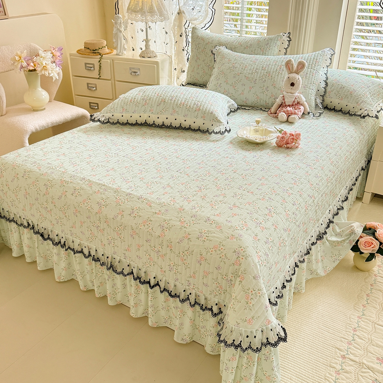 91家纺网 家纺一手货源 找家纺 绒世界 2026新款凉感丝夹棉床盖款三件套 云絮花