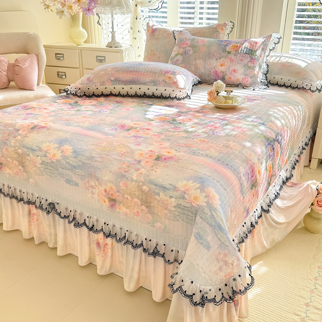 91家纺网 家纺一手货源 找家纺 绒世界 2026新款凉感丝夹棉床盖款三件套 荷塘月色