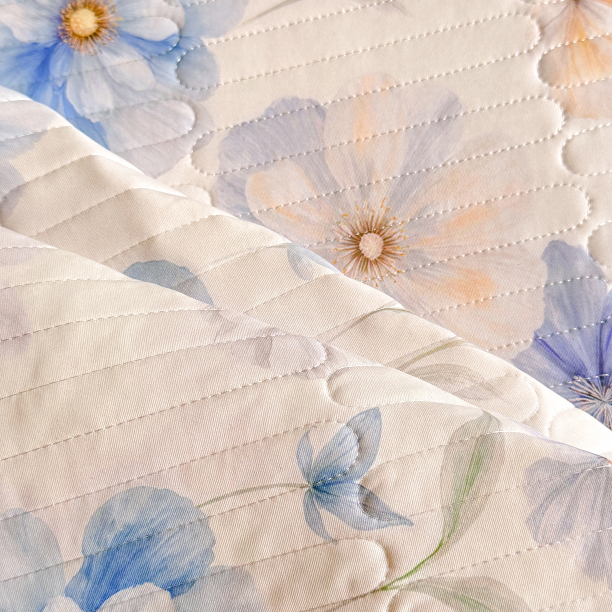 91家纺网 家纺一手货源 找家纺 绒世界 2026新款凉感丝夹棉床盖款三件套 尼斯花晨