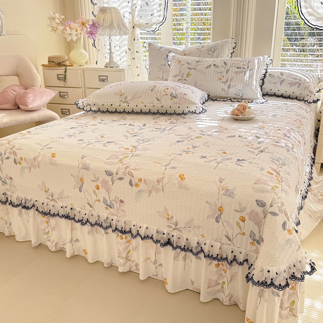 91家纺网 家纺一手货源 找家纺 绒世界 2026新款凉感丝夹棉床盖款三件套 花田半亩