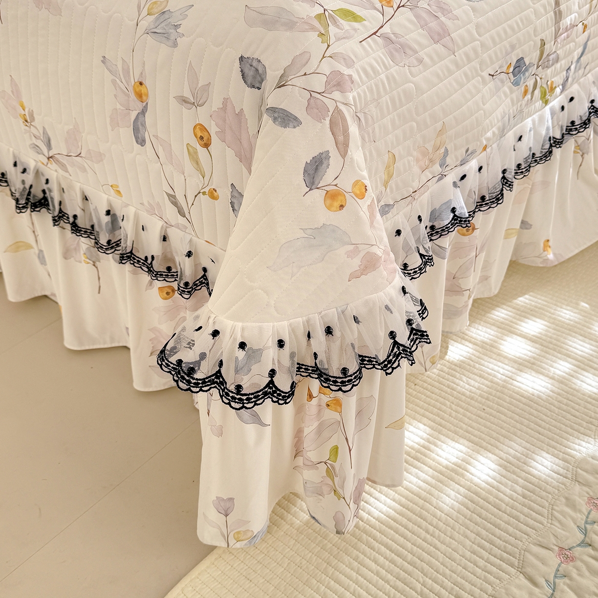 91家纺网 家纺一手货源 找家纺 绒世界 2026新款凉感丝夹棉床盖款三件套 花田半亩