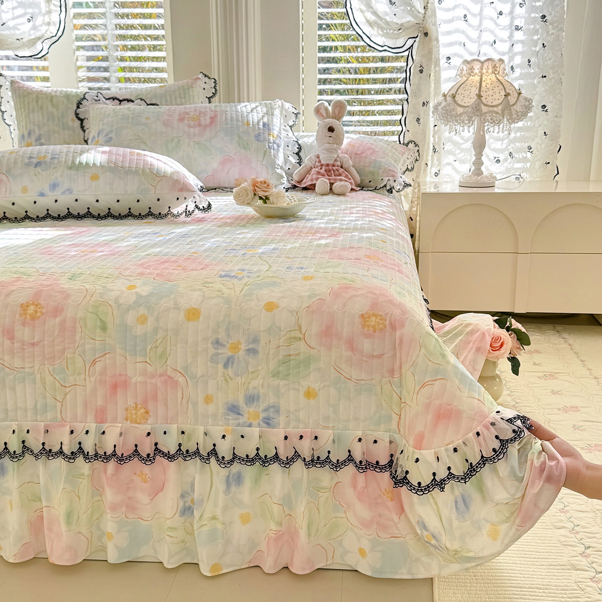 91家纺网 家纺一手货源 找家纺 绒世界 2026新款凉感丝夹棉床盖款三件套 山花浪漫