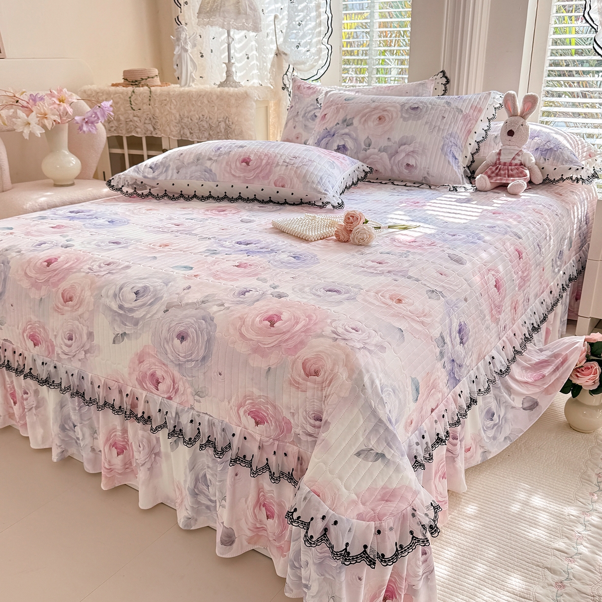 91家纺网 家纺一手货源 找家纺 绒世界 2026新款凉感丝夹棉床盖款三件套 玫瑰花语