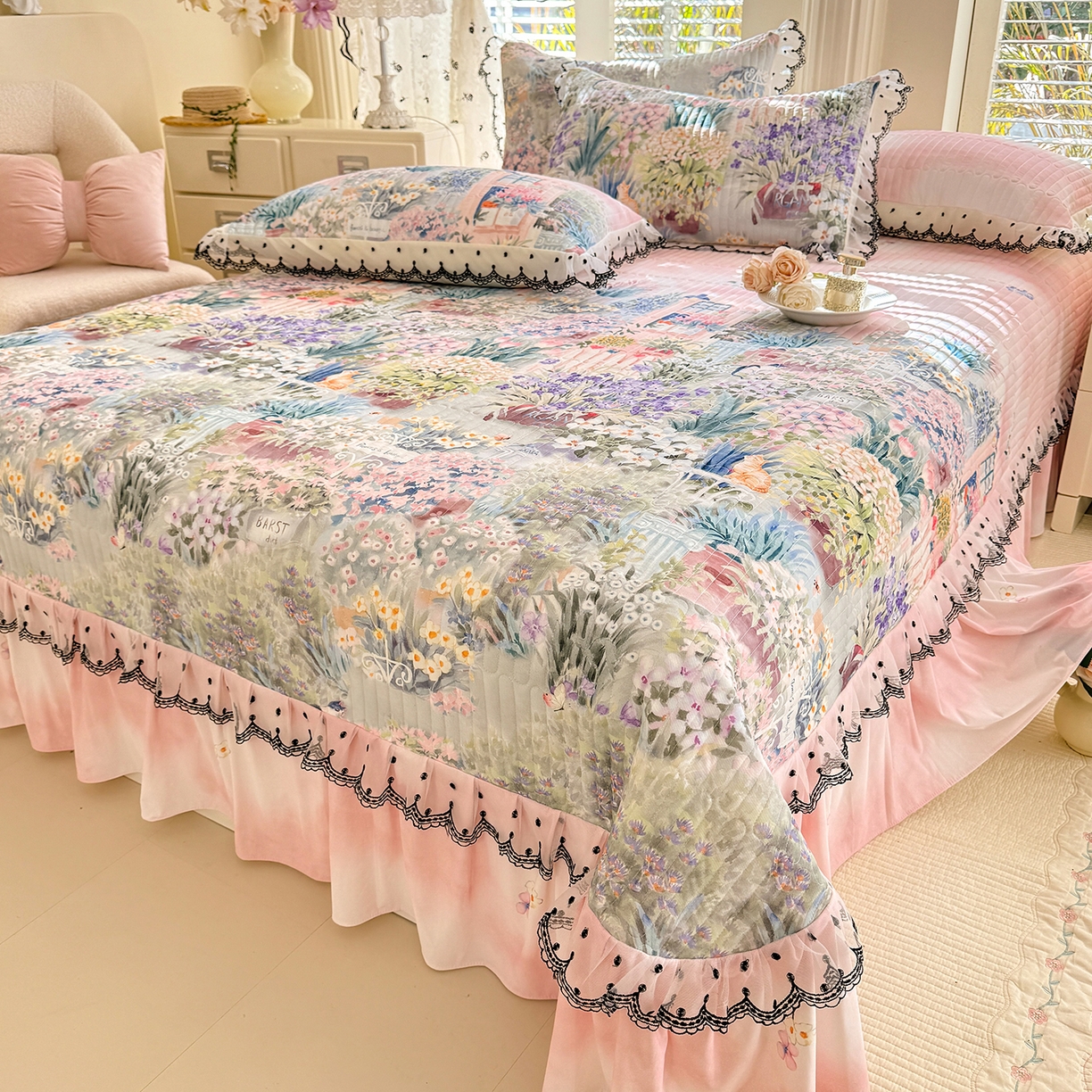 91家纺网 家纺一手货源 找家纺 绒世界 2026新款凉感丝夹棉床盖款三件套 花团锦簇