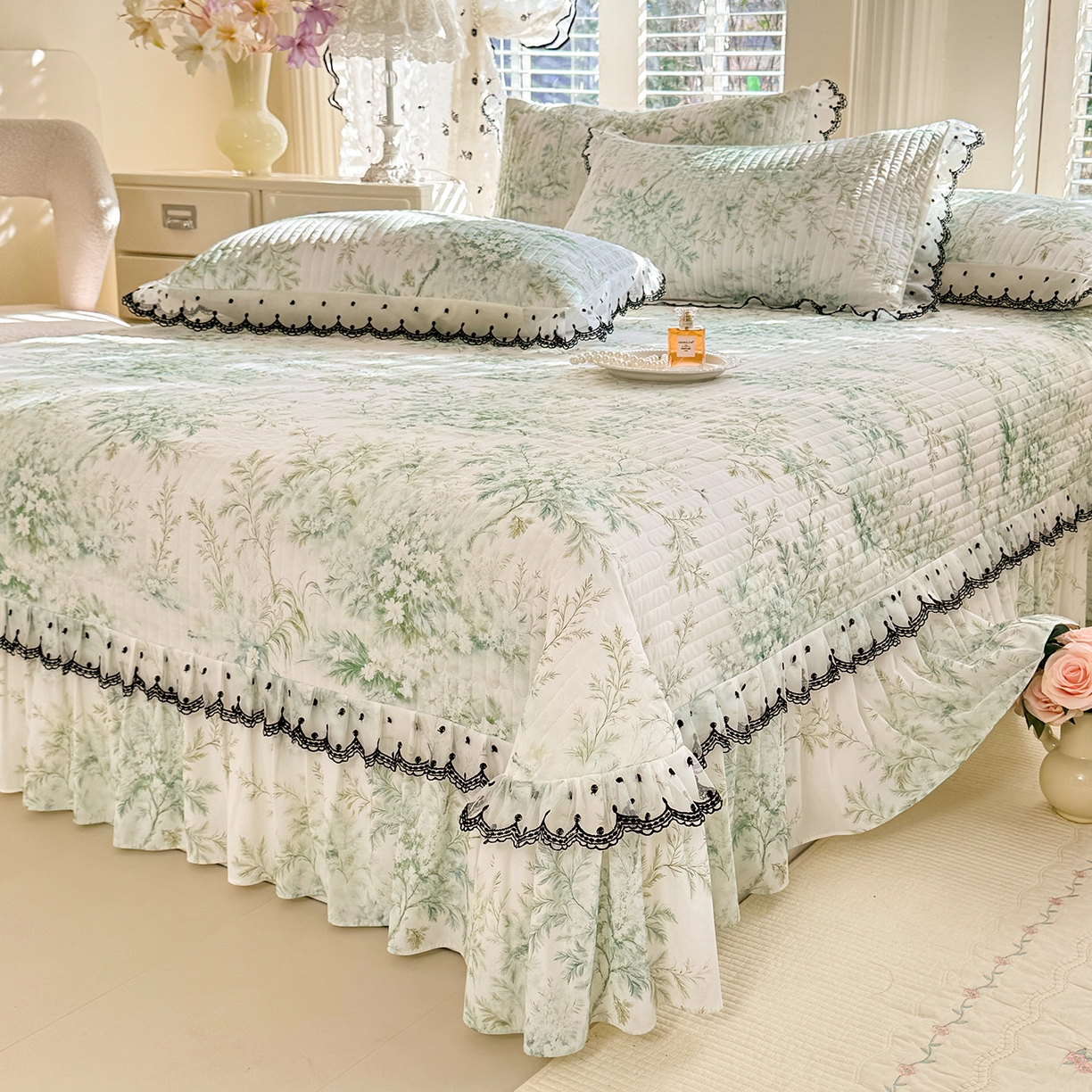 91家纺网 家纺一手货源 找家纺 绒世界 2026新款凉感丝夹棉床盖款三件套 解语花吟