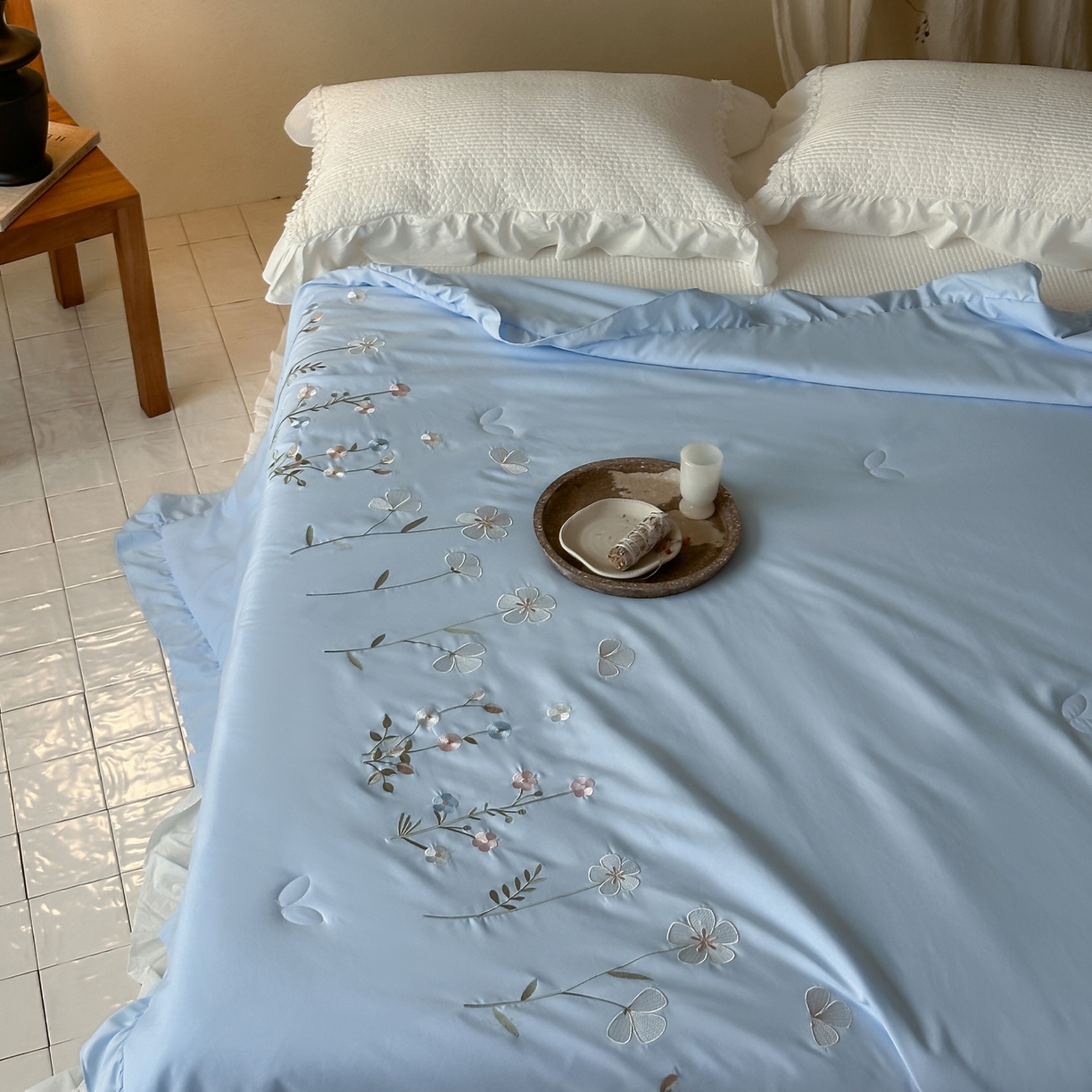 91家纺网 家纺一手货源 找家纺 一加一 2026新款亲肤凉感花边绣花大豆夏被夏凉被空调被四件套-花间序 花间序-蓝