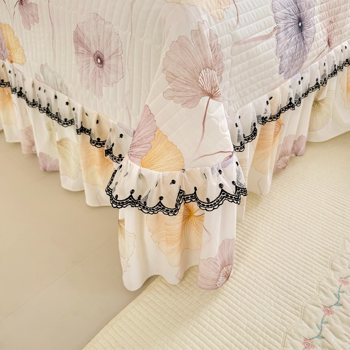 91家纺网 家纺一手货源 找家纺 绒世界 2026新款凉感丝夹棉床盖款三件套 漫步花丛