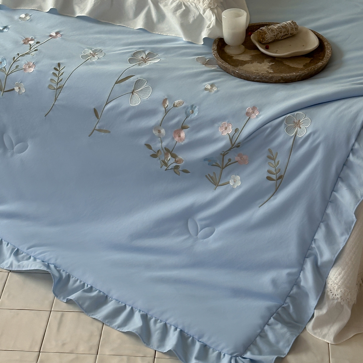 91家纺网 家纺一手货源 找家纺 一加一 2026新款亲肤凉感花边绣花大豆夏被夏凉被空调被四件套-花间序 花间序-蓝