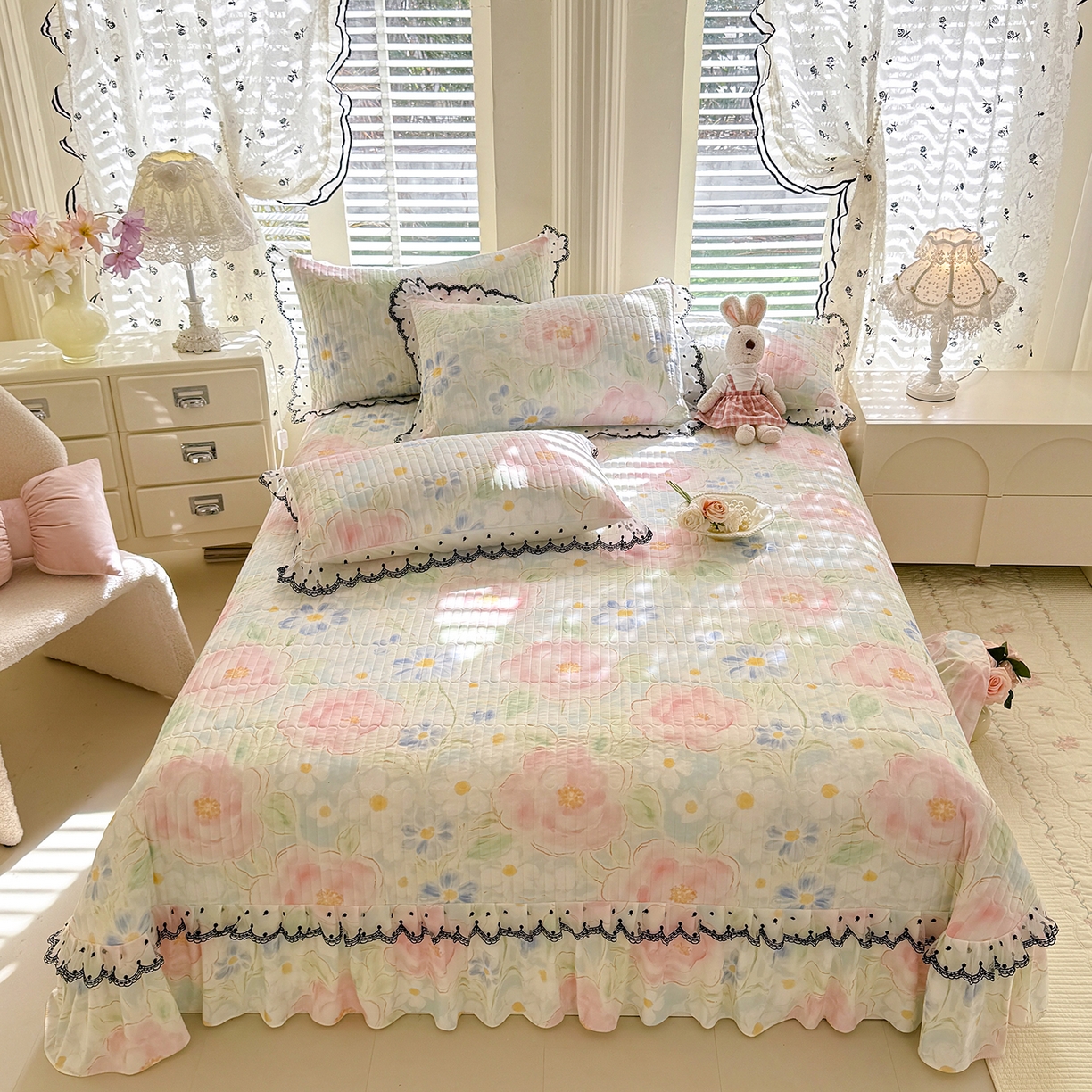 91家纺网 家纺一手货源 找家纺 绒世界 2026新款凉感丝夹棉床盖款三件套 山花浪漫