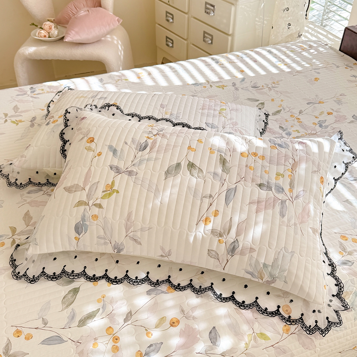 91家纺网 家纺一手货源 找家纺 绒世界 2026新款凉感丝夹棉床盖款三件套 花田半亩