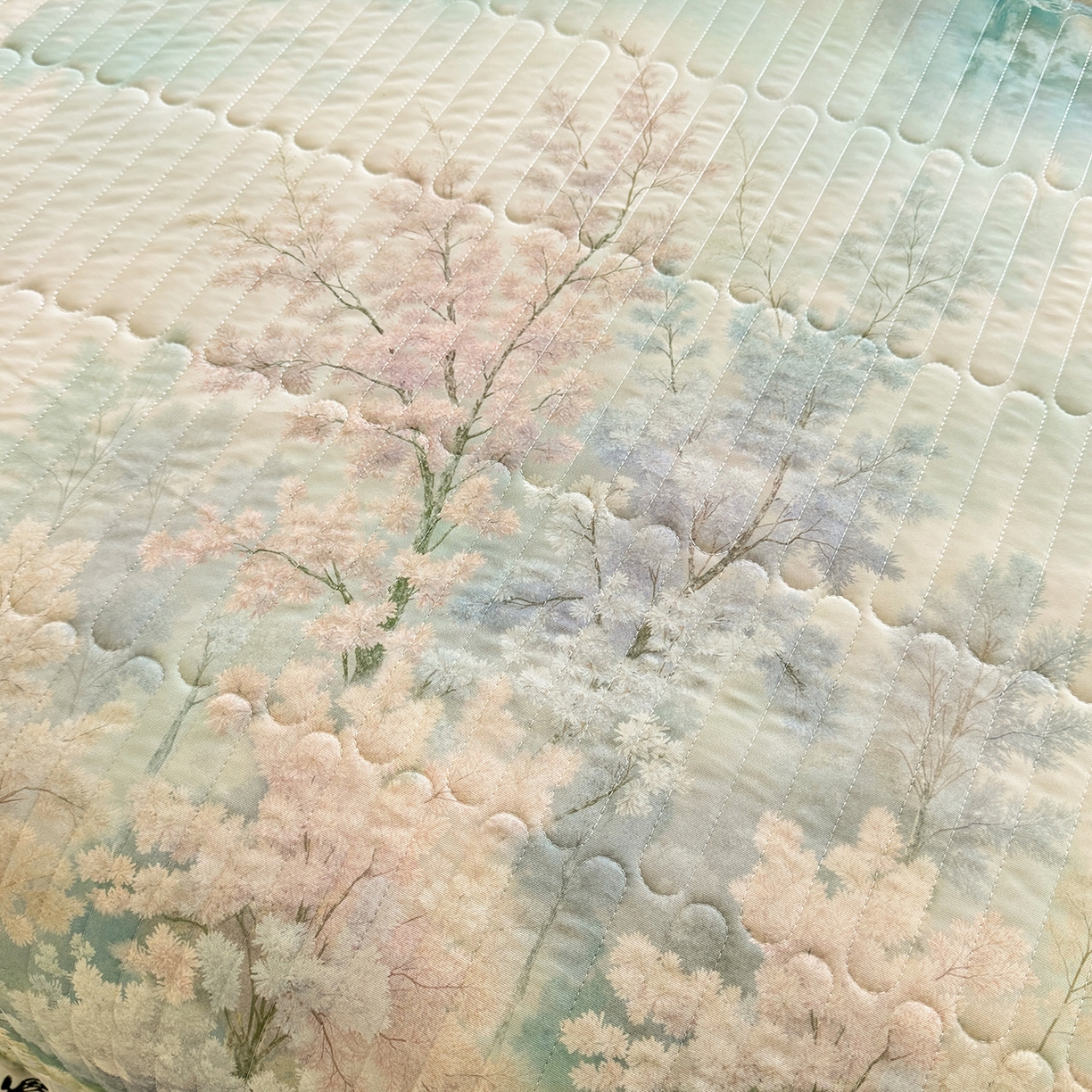 91家纺网 家纺一手货源 找家纺 绒世界 2026新款凉感丝夹棉床盖款三件套 丹青入梦