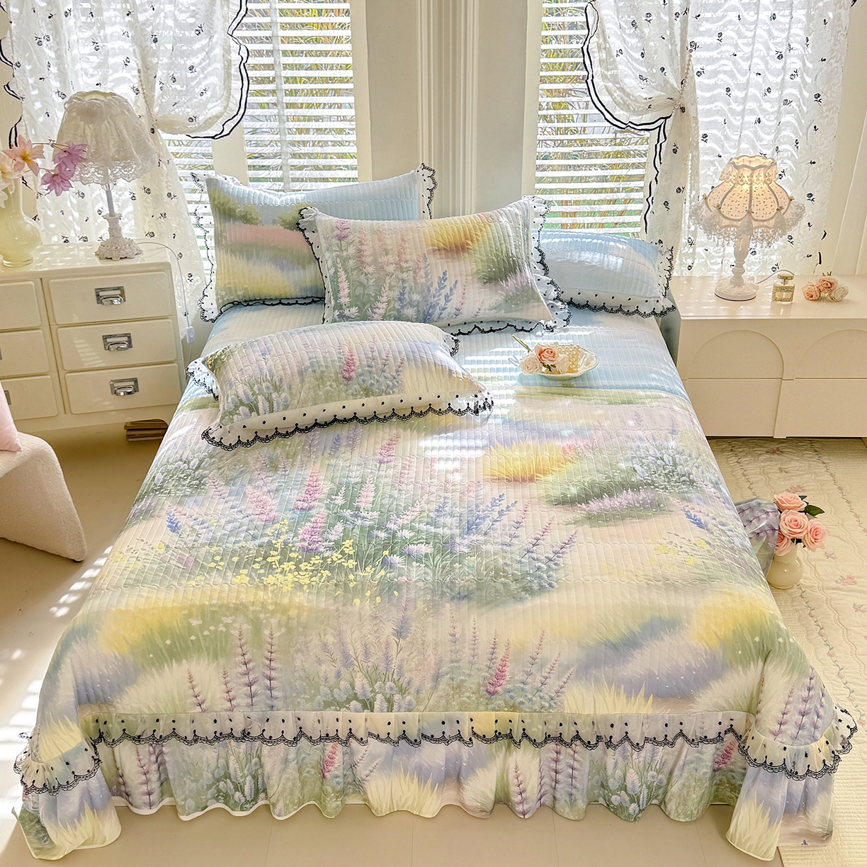 91家纺网 家纺一手货源 找家纺 绒世界 2026新款凉感丝夹棉床盖款三件套 浅薰如梦