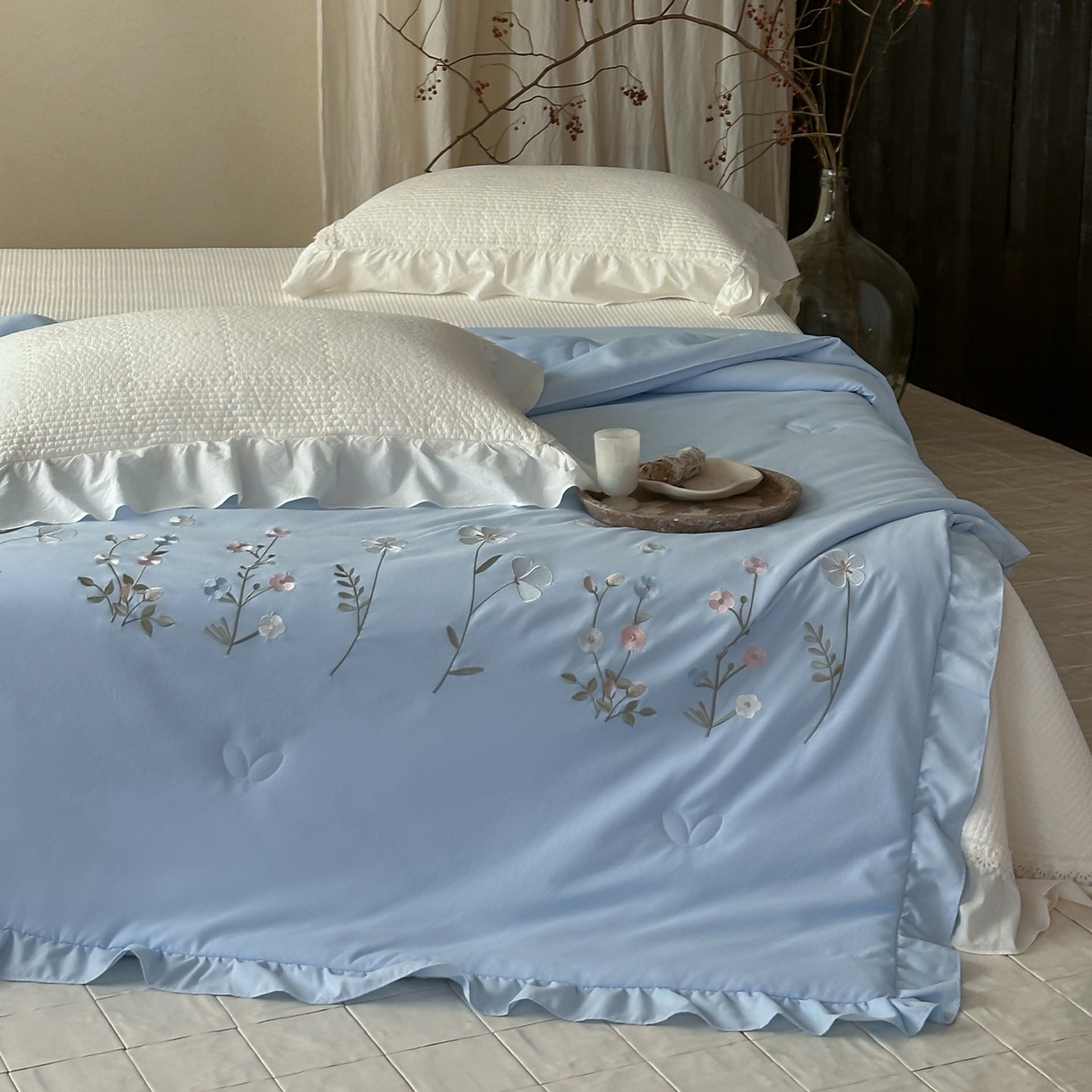 91家纺网 家纺一手货源 找家纺 一加一 2026新款亲肤凉感花边绣花大豆夏被夏凉被空调被四件套-花间序 花间序-蓝