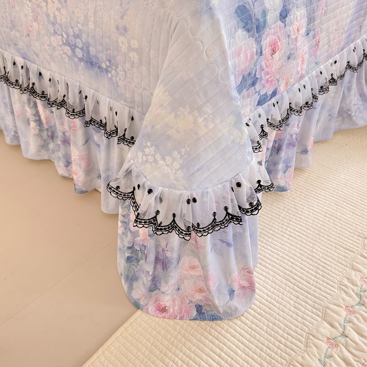 91家纺网 家纺一手货源 找家纺 绒世界 2026新款凉感丝夹棉床盖款三件套 陌上花开