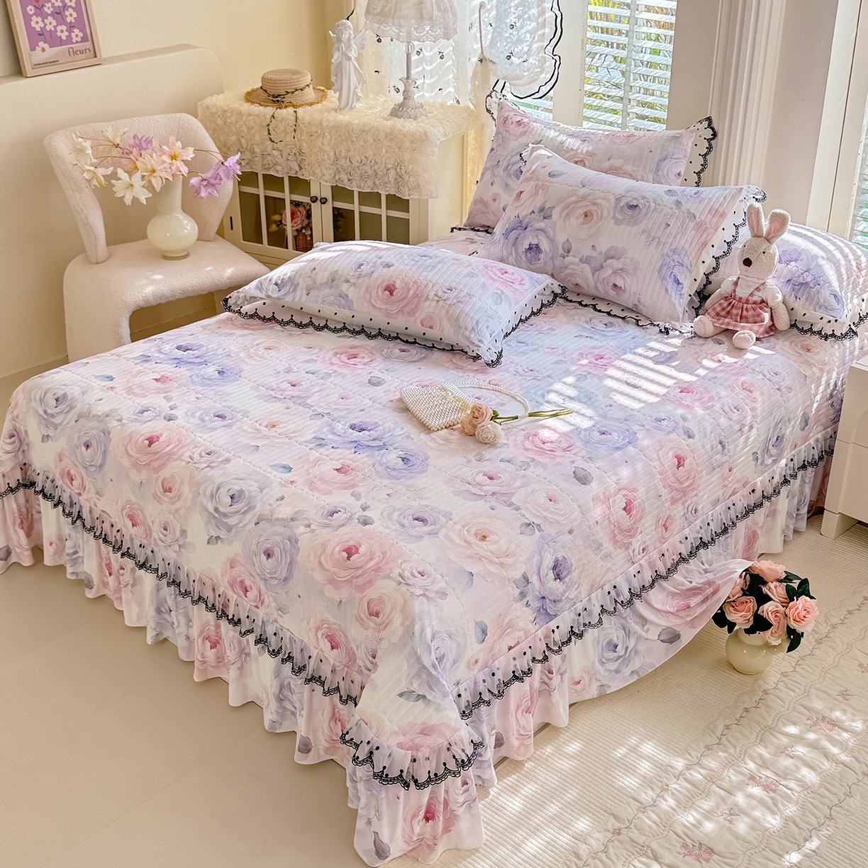 91家纺网 家纺一手货源 找家纺 绒世界 2026新款凉感丝夹棉床盖款三件套 玫瑰花语