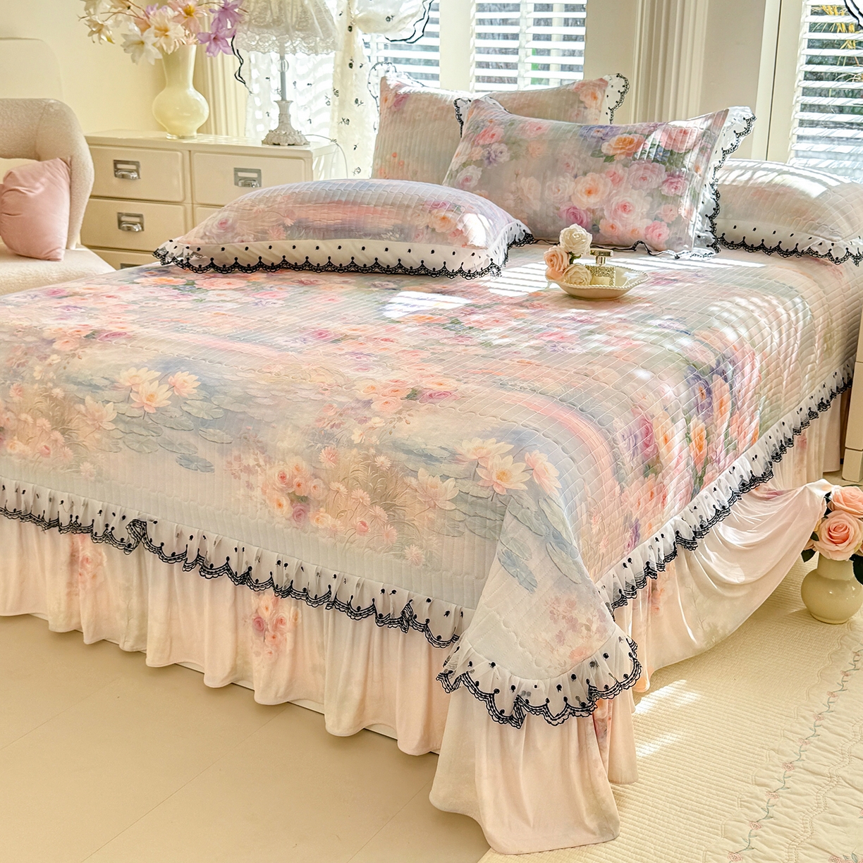 91家纺网 家纺一手货源 找家纺 绒世界 2026新款凉感丝夹棉床盖款三件套 荷塘月色