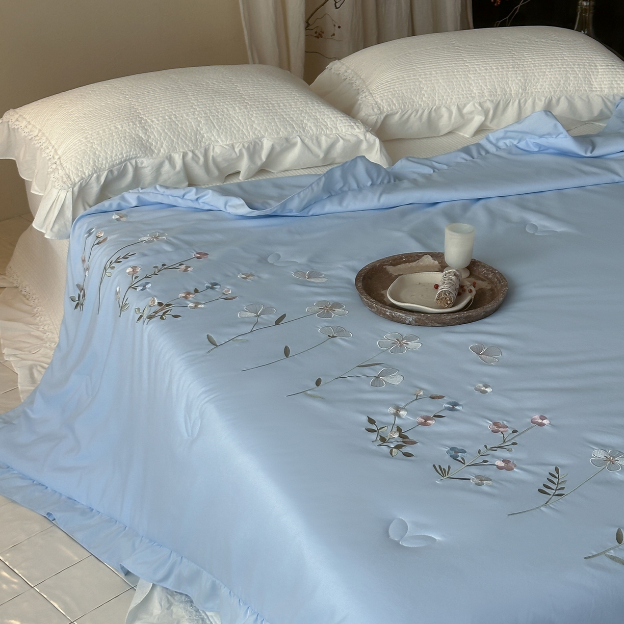 91家纺网 家纺一手货源 找家纺 一加一 2026新款亲肤凉感花边绣花大豆夏被夏凉被空调被四件套-花间序 花间序-蓝