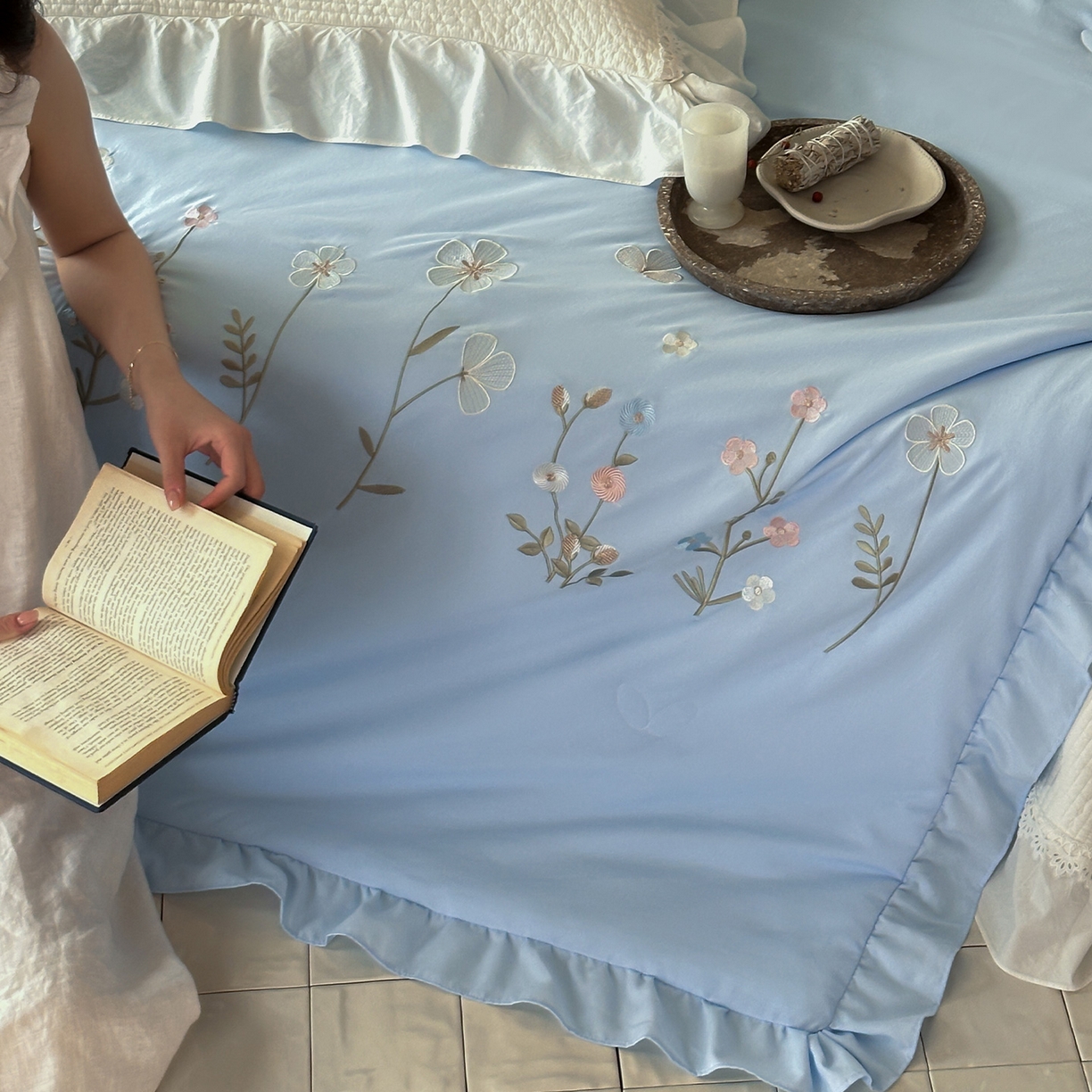91家纺网 家纺一手货源 找家纺 一加一 2026新款亲肤凉感花边绣花大豆夏被夏凉被空调被四件套-花间序 花间序-蓝