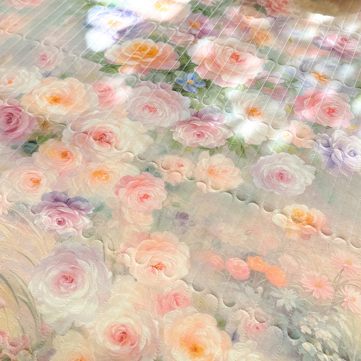 91家纺网 家纺一手货源 找家纺 绒世界 2026新款凉感丝夹棉床盖款三件套 荷塘月色