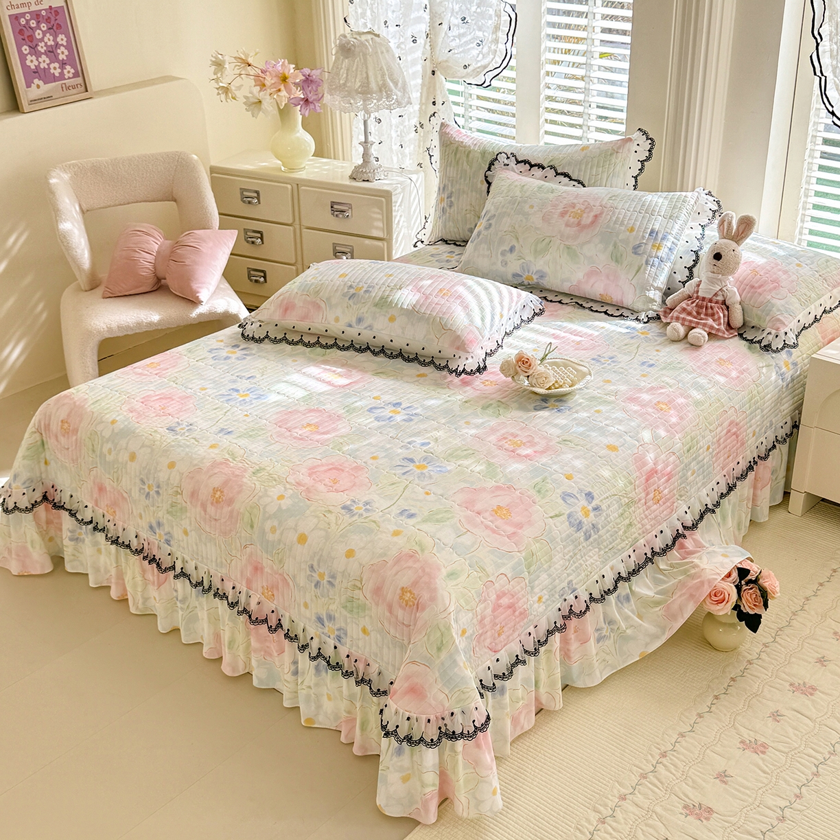 91家纺网 家纺一手货源 找家纺 绒世界 2026新款凉感丝夹棉床盖款三件套 山花浪漫