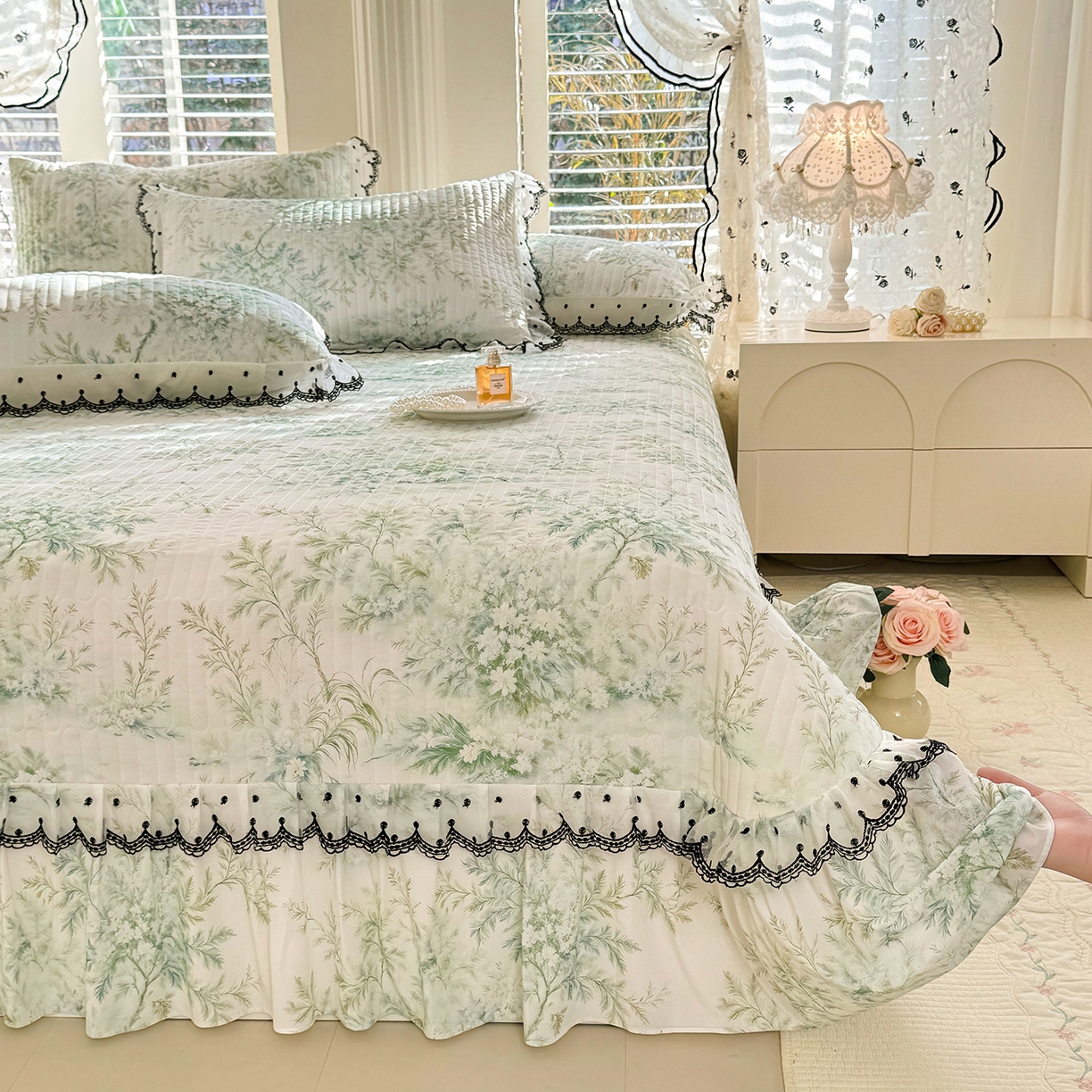 91家纺网 家纺一手货源 找家纺 绒世界 2026新款凉感丝夹棉床盖款三件套 解语花吟