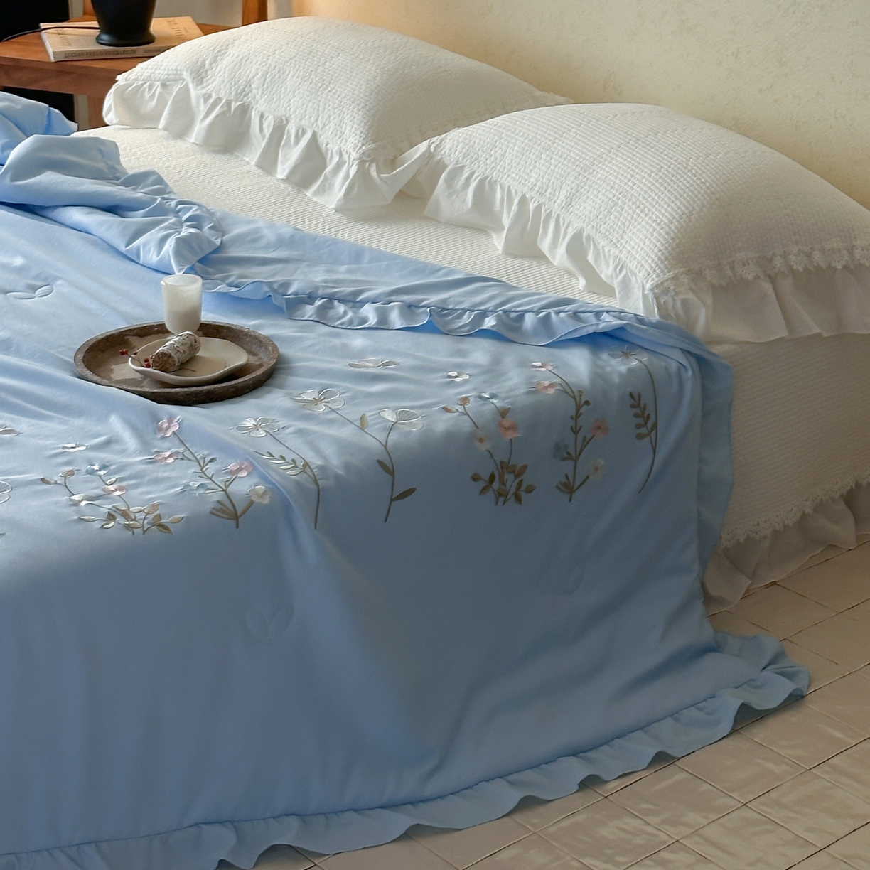 91家纺网 家纺一手货源 找家纺 一加一 2026新款亲肤凉感花边绣花大豆夏被夏凉被空调被四件套-花间序 花间序-蓝