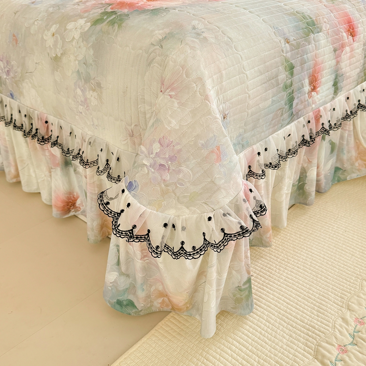 91家纺网 家纺一手货源 找家纺 绒世界 2026新款凉感丝夹棉床盖款三件套 浮绘花影