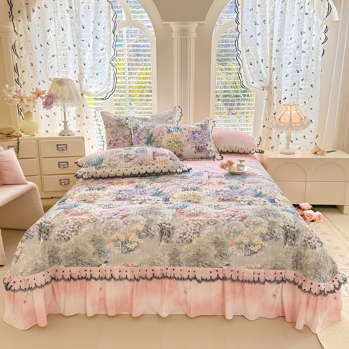 91家纺网 家纺一手货源 找家纺 绒世界 2026新款凉感丝夹棉床盖款三件套 花团锦簇