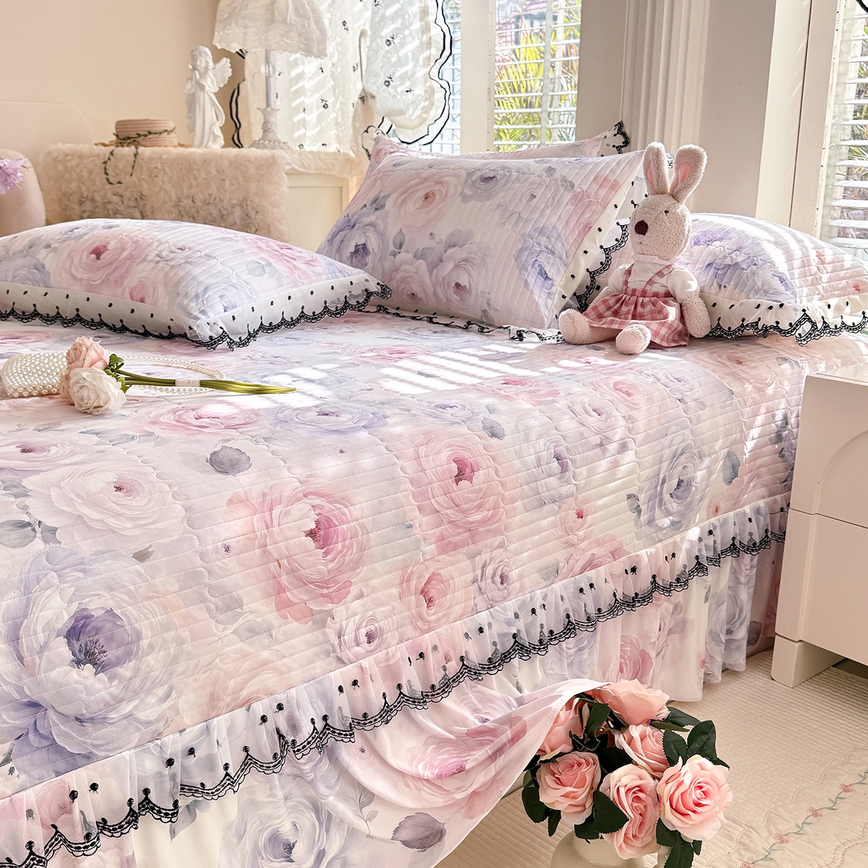 91家纺网 家纺一手货源 找家纺 绒世界 2026新款凉感丝夹棉床盖款三件套 玫瑰花语