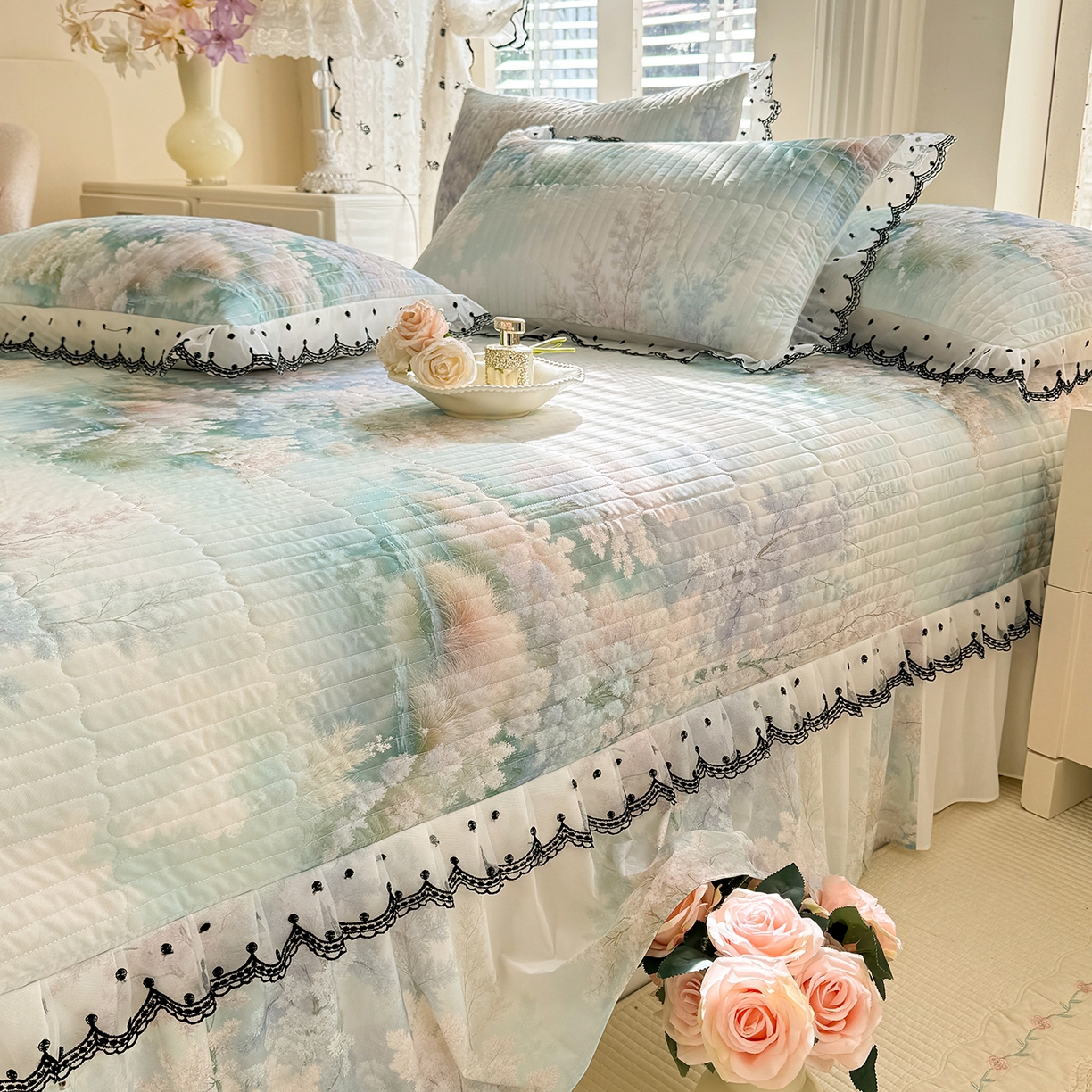 91家纺网 家纺一手货源 找家纺 绒世界 2026新款凉感丝夹棉床盖款三件套 丹青入梦