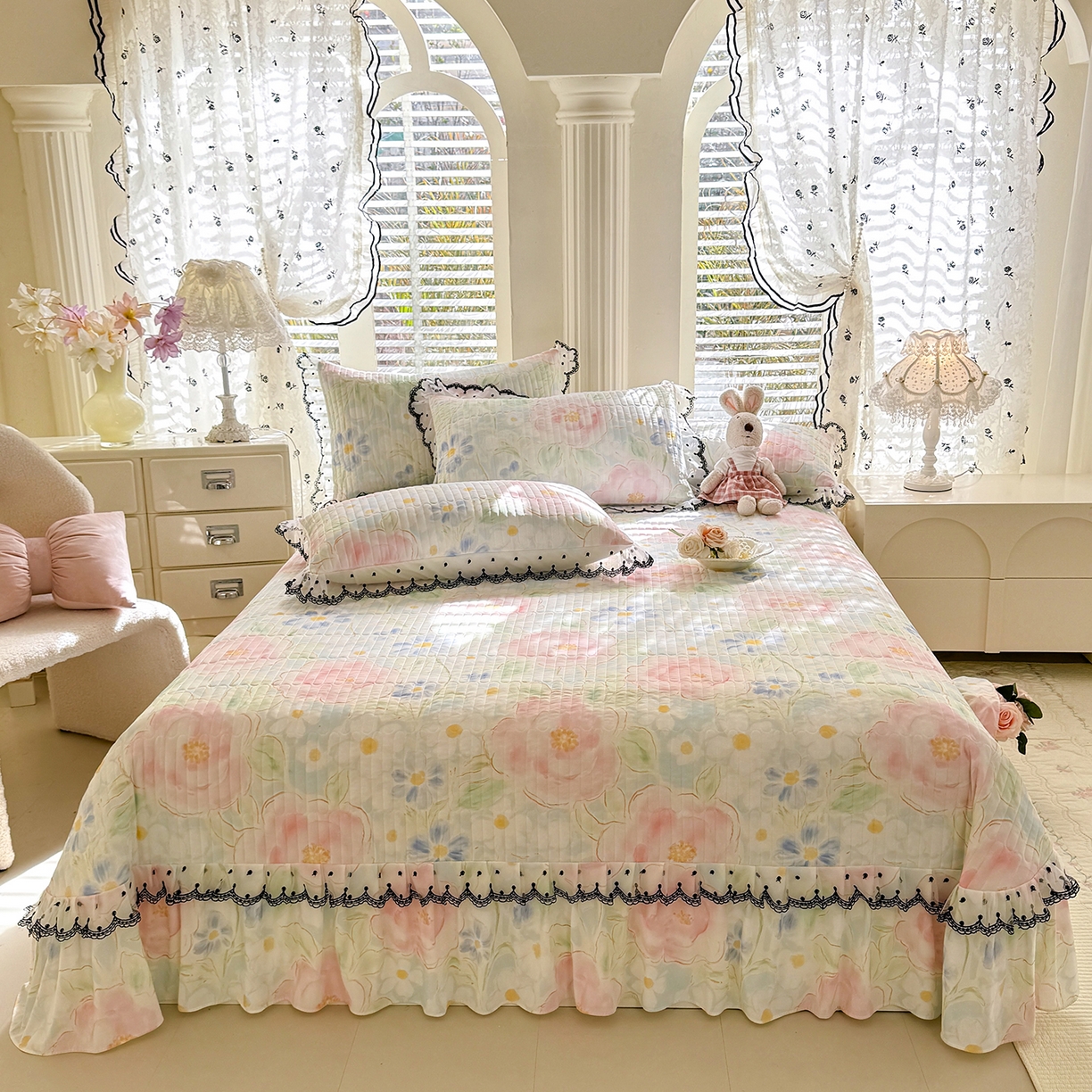 91家纺网 家纺一手货源 找家纺 绒世界 2026新款凉感丝夹棉床盖款三件套 山花浪漫