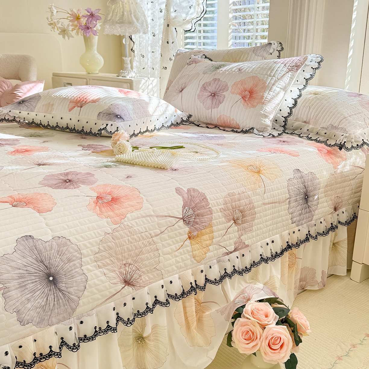 91家纺网 家纺一手货源 找家纺 绒世界 2026新款凉感丝夹棉床盖款三件套 漫步花丛