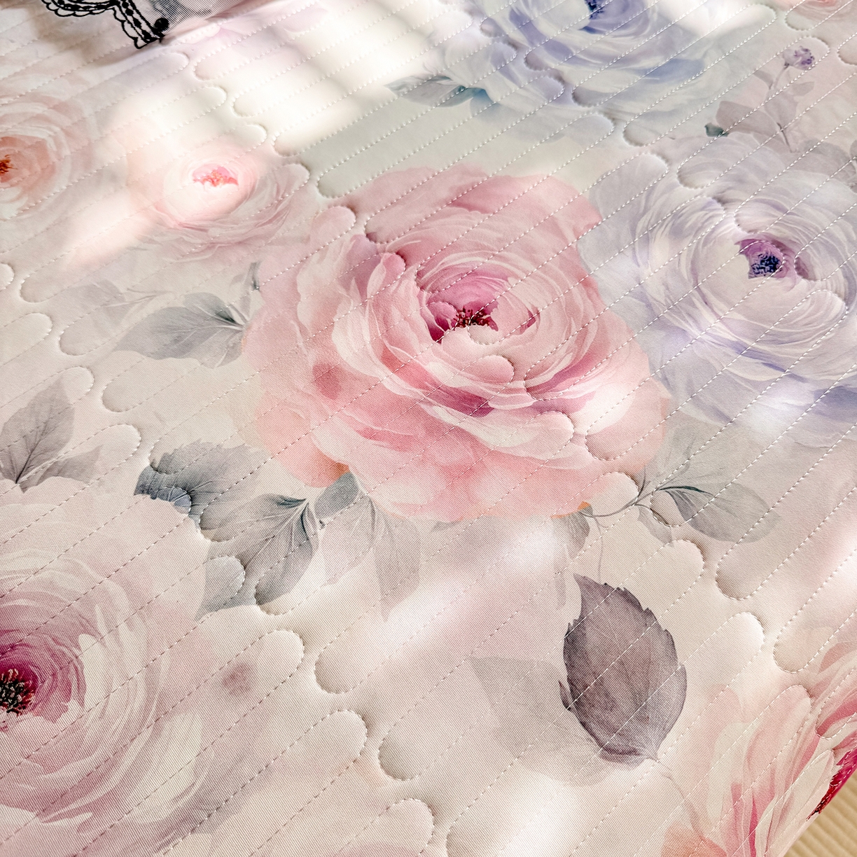 91家纺网 家纺一手货源 找家纺 绒世界 2026新款凉感丝夹棉床盖款三件套 玫瑰花语