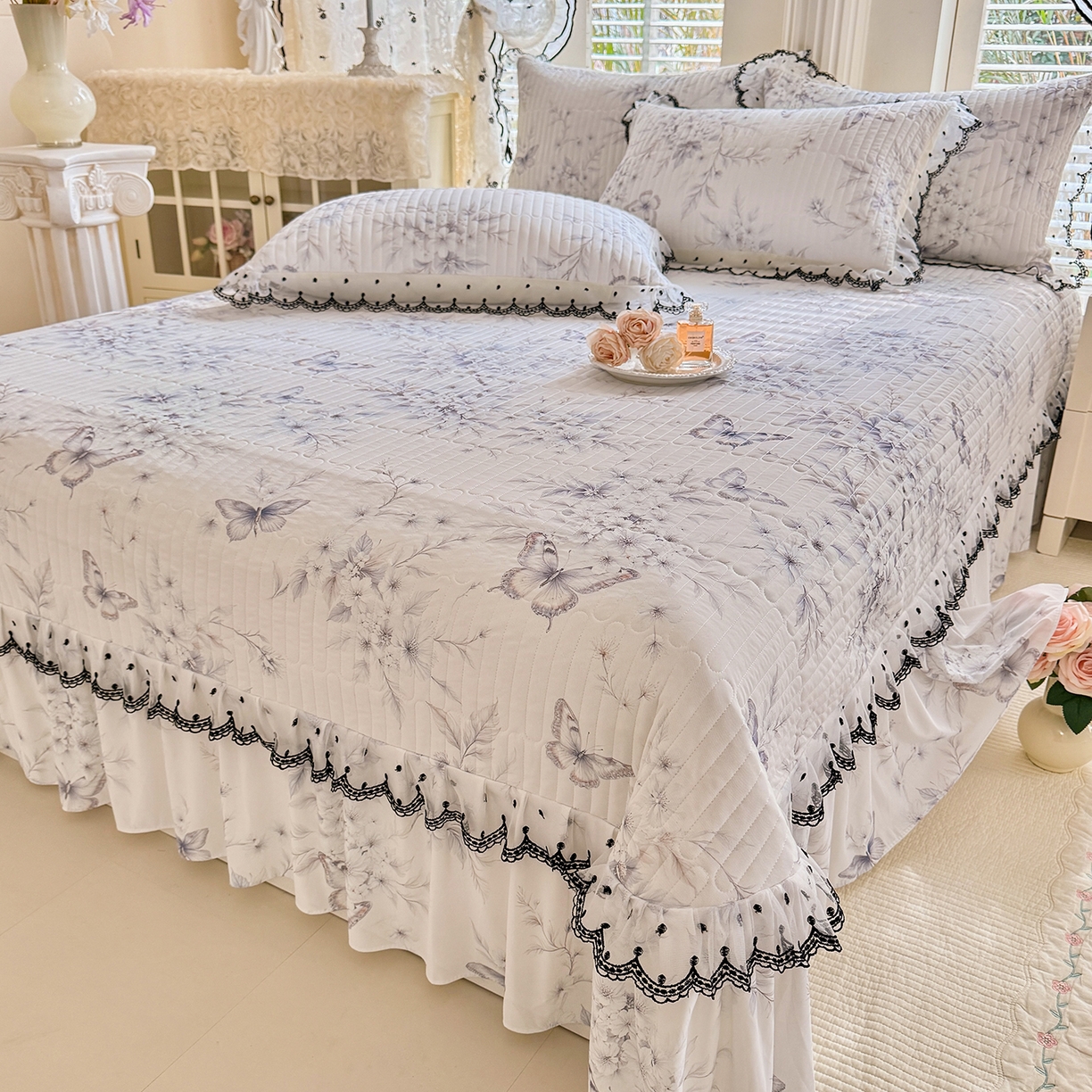 91家纺网 家纺一手货源 找家纺 绒世界 2026新款凉感丝夹棉床盖款三件套 蝶恋花