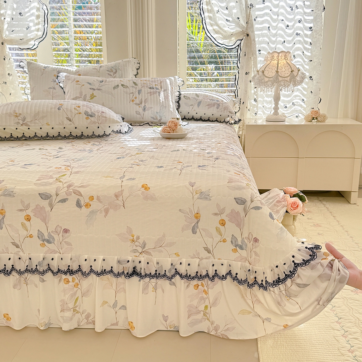 91家纺网 家纺一手货源 找家纺 绒世界 2026新款凉感丝夹棉床盖款三件套 花田半亩