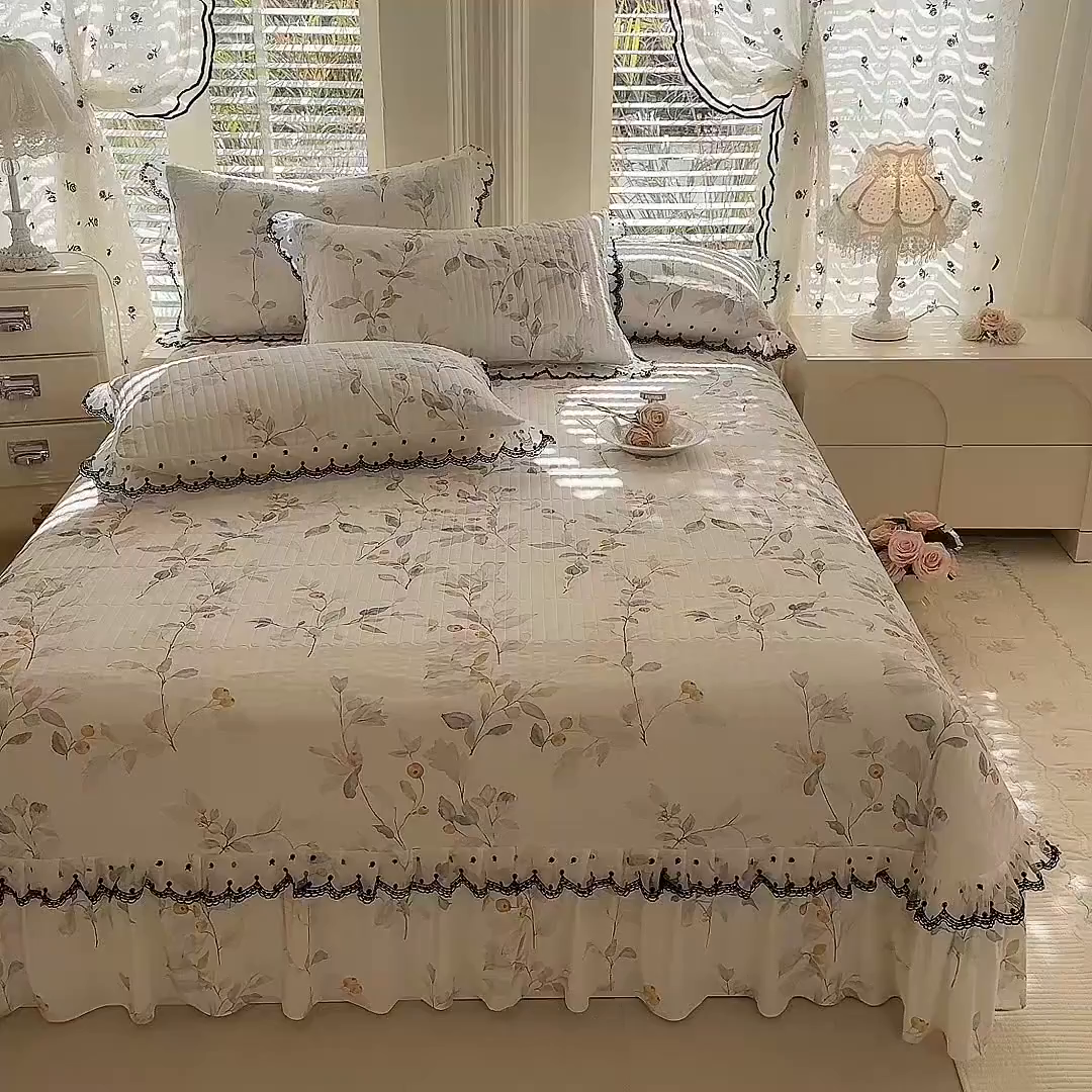 91家纺网 家纺一手货源 找家纺 绒世界 2026新款凉感丝夹棉床盖款三件套 花田半亩