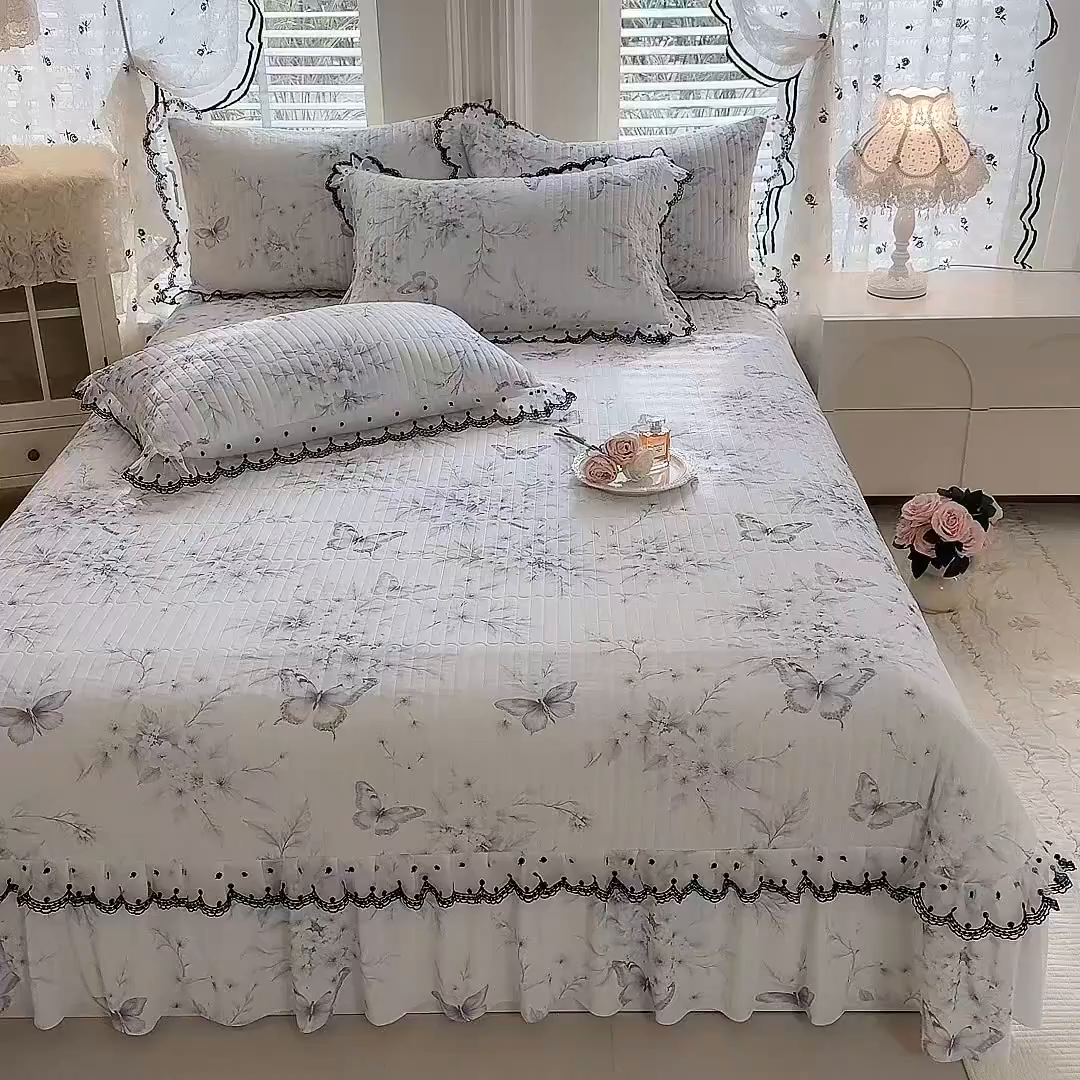 91家纺网 家纺一手货源 找家纺 绒世界 2026新款凉感丝夹棉床盖款三件套 蝶恋花