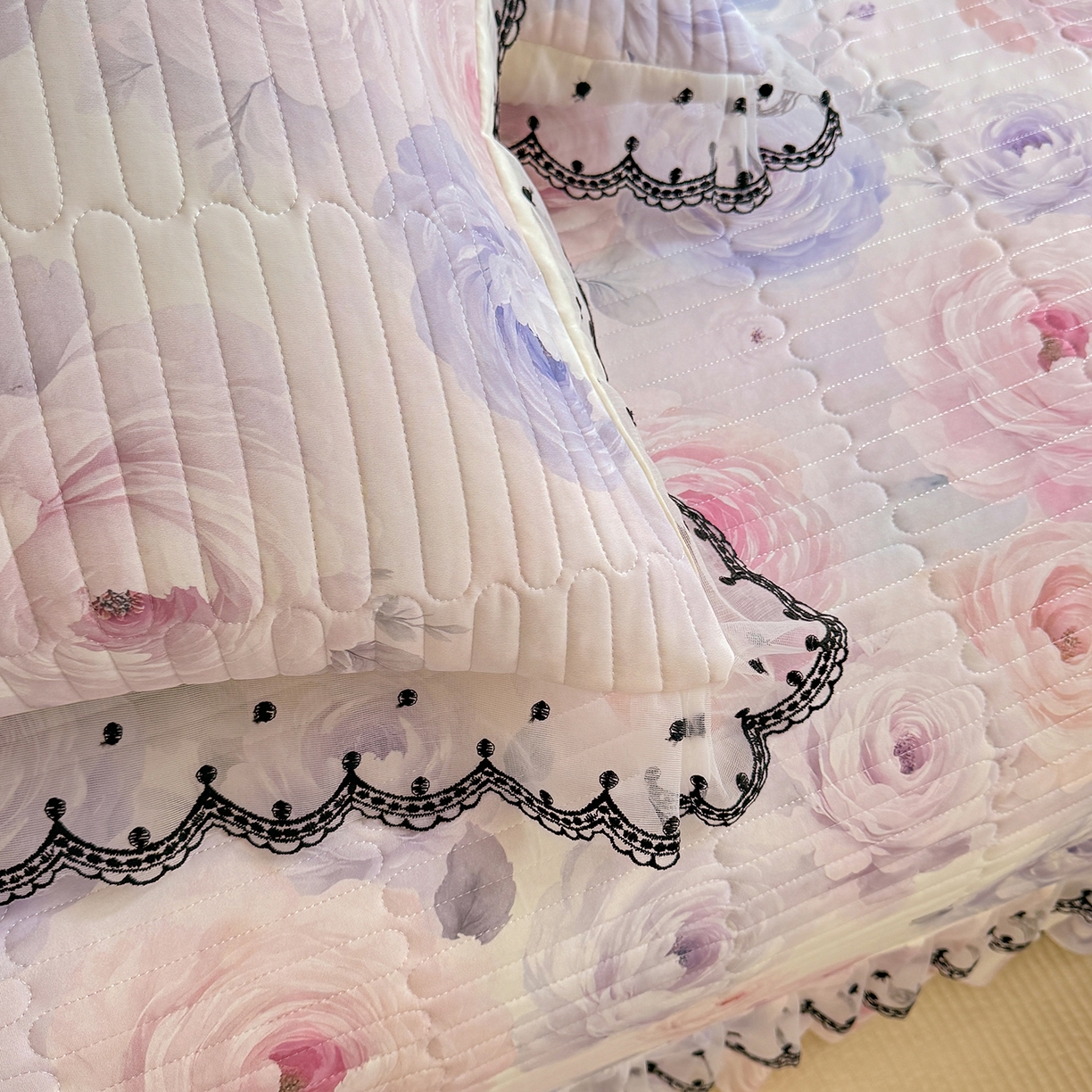 91家纺网 家纺一手货源 找家纺 绒世界 2026新款凉感丝夹棉床盖款三件套 玫瑰花语