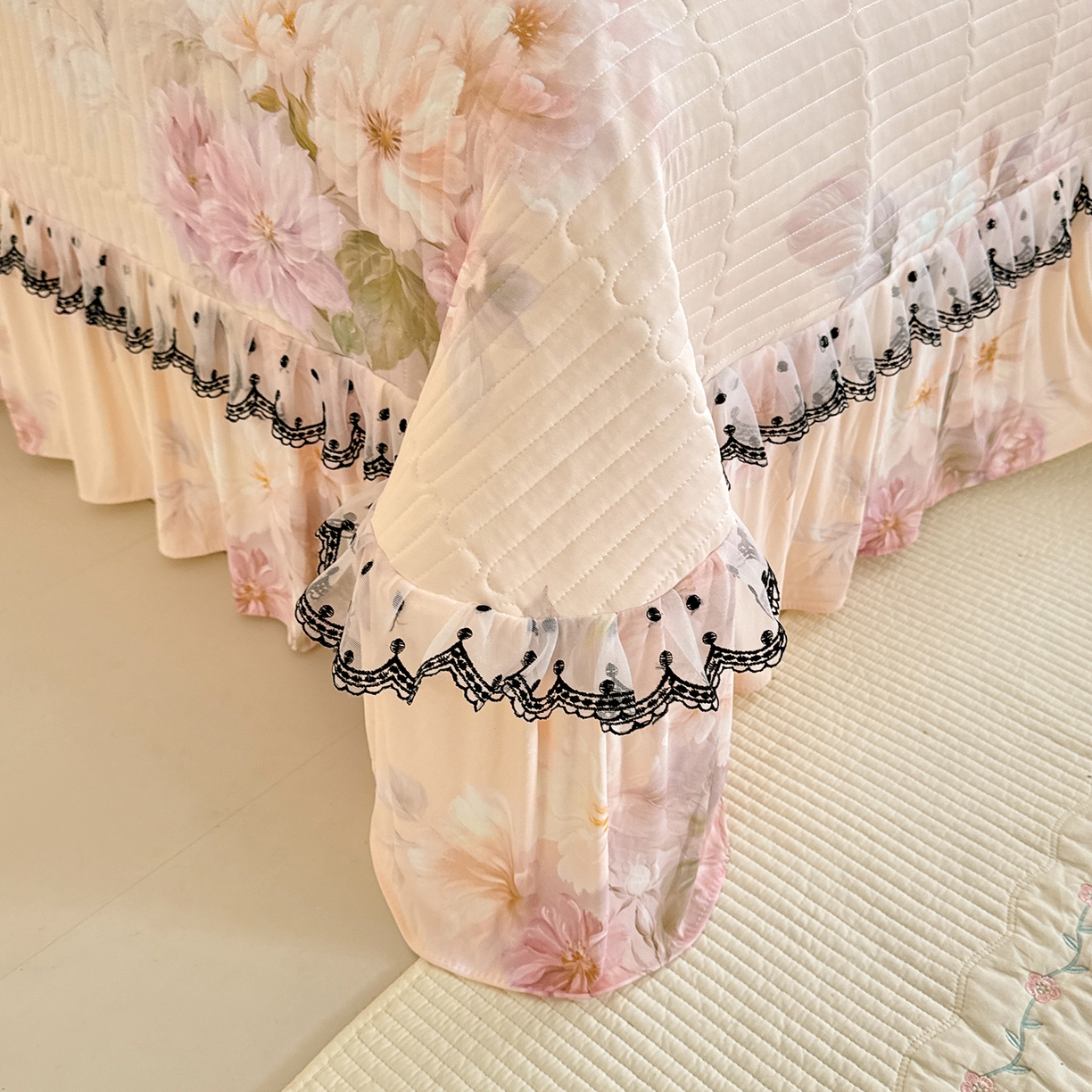 91家纺网 家纺一手货源 找家纺 绒世界 2026新款凉感丝夹棉床盖款三件套 花间辞