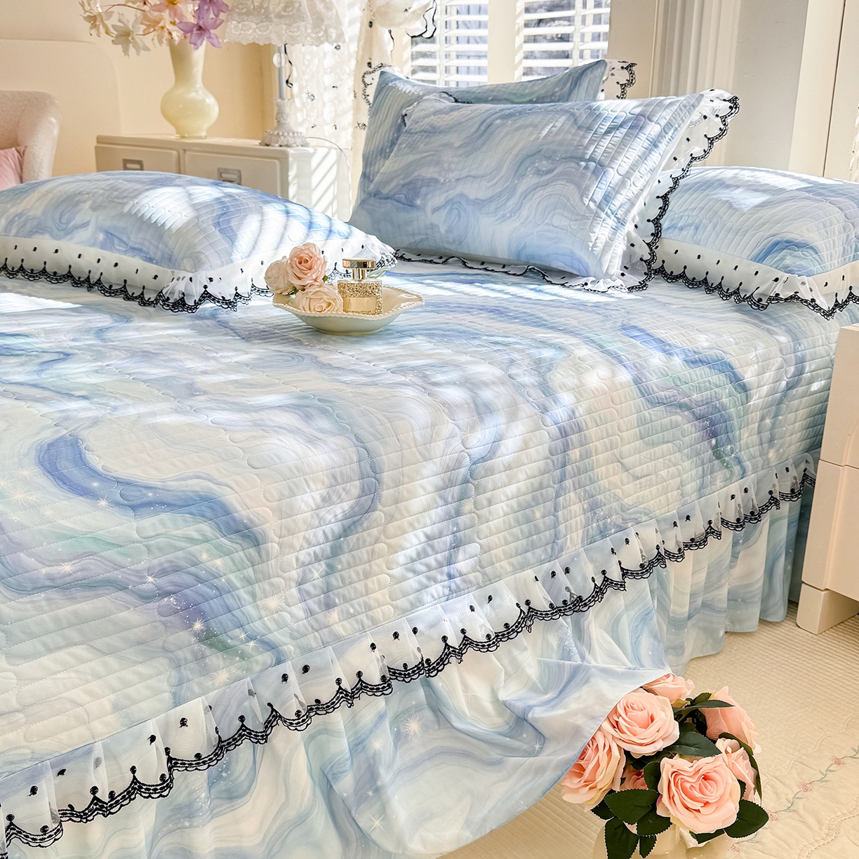 91家纺网 家纺一手货源 找家纺 绒世界 2026新款凉感丝夹棉床盖款三件套 星河好眠